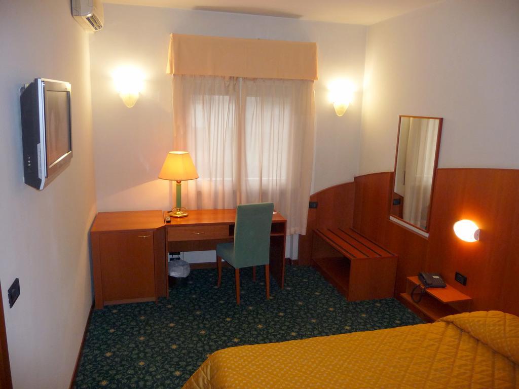Hotel Cristallo Udine Extérieur photo