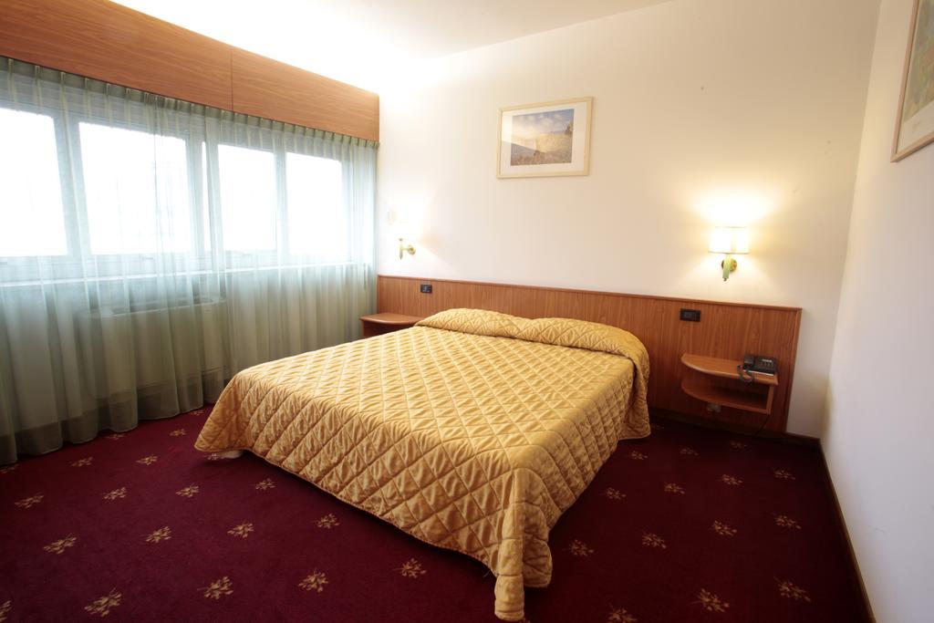 Hotel Cristallo Udine Extérieur photo