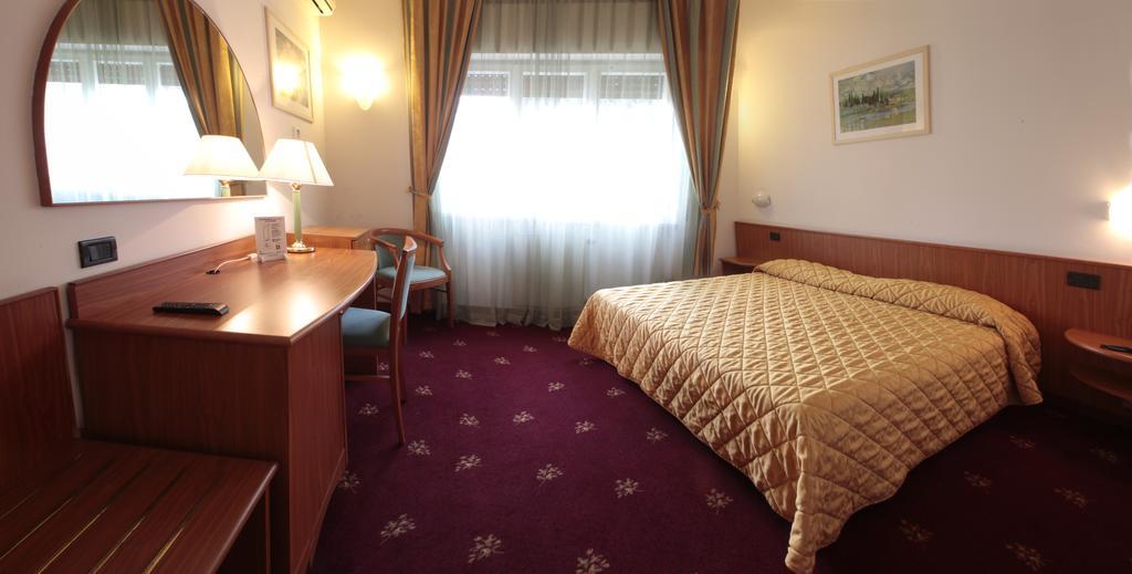 Hotel Cristallo Udine Extérieur photo